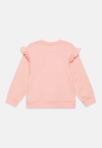 Felpa rosa con dettagli arricciati sulle spalle, scollatura a giro collo, polsini e orlo a costine. Tessuto morbido con una texture liscia.