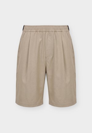 Μπεζ δερμάτινα σορτς με ελαστική μέση και πλαϊνές τσέπες, απλωμένα σε λευκό φόντο.