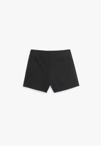 Zwarte op maat gemaakte shorts met een soepele textuur, voorzien van een enkele achterzak en een strakke, minimalistische uitstraling.