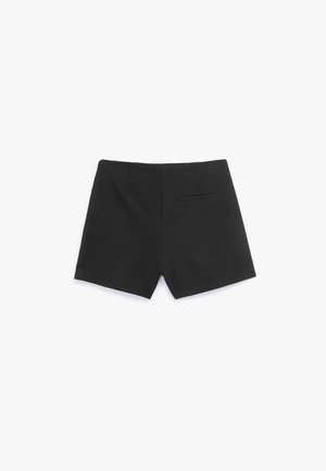 Czarne dopasowane szorty o gładkiej fakturze, z pojedynczą tylną kieszenią i czystym, minimalistycznym designem.