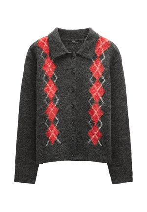 Szary wełniany kardigan z kołnierzykowym dekoltem. Ozdobiony czerwono-białym wzorem w romby na przodzie. Sześć czarnych guzików wzdłuż środka.