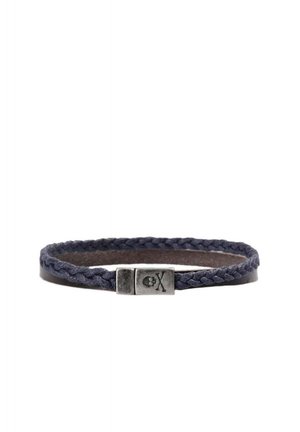 Pulsera de cuero trenzado azul marino con un cierre de plata que presenta un diseño de calavera y huesos cruzados.