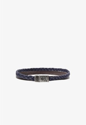 Pulsera de cuero trenzado azul marino con un cierre de plata que presenta un diseño de calavera y huesos cruzados.