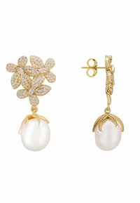 Pendientes de oro con diseño floral, adornados con cristales transparentes, que presentan una gran gota de perla blanca en la parte inferior, con acentos texturizados en el metal.