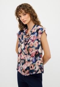Top senza maniche con scollatura drappeggiata, realizzato in tessuto morbido con un vivace motivo floreale nei toni del rosa, blu e bianco.
