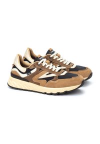 Zapatillas de ante marrón y cuero negro con acentos y cordones crema. Presentan una suela texturada y un diseño deportivo.