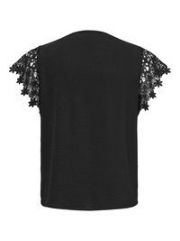 Melna īss piedurkņu blūze ar teksturētu audumu un ziedu mežģīņu detaļām piedurknēs, redzama no aizmugures.