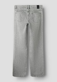 Hallid hallid teksad sirge säärtega, viis taskut ja õmblusdetailid. Tagantvaates on näha kahte paigaldatud taskut ja silt vöö kohas.