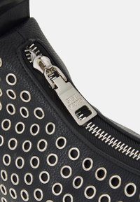 Borsa a tracolla in pelle nera con borchie in tonalità argento, chiusura con zip e linguetta metallica, e dettagli di superficie testurizzata.
