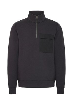 Sudadera gris oscuro con alto cuello, frontal con cremallera y un bolsillo de tela negra en el lado izquierdo del pecho. Tejido suave y puños acanalados.