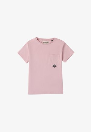 Camiseta de color rosa claro hecha de algodón, con mangas cortas, cuello redondo y un bolsillo en el pecho con un parche de logo negro.