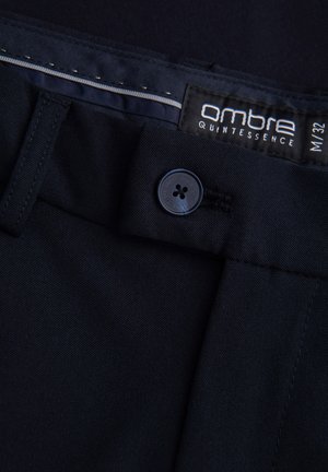Tmavě modré kalhoty z hladké tkaniny, vybavené zapínáním na knoflík, štítkem s logem "ambre" a jemným šitím.