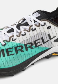 Lett merrell løpesko med en hvit og turkis mesh-overdel, som har en fremtredende svart logo og strukturert svart såle.