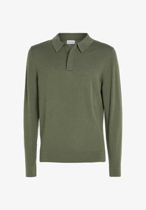Polo vert olive en maille à manches longues avec col et patte de boutonnage à trois boutons, arborant un logo CK discret sur la poitrine.