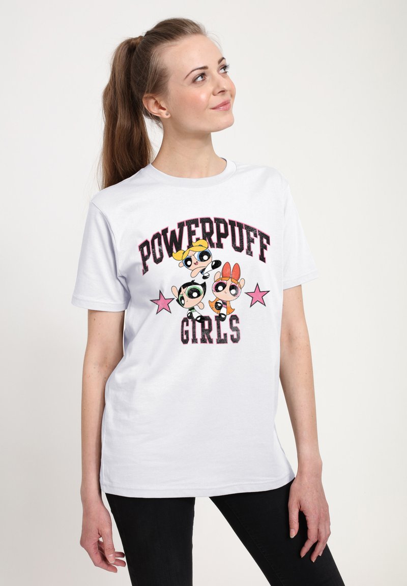 Bílý bavlněný tričko s textem "Powerpuff Girls" v černé a růžové barvě, s grafickými postavami z animovaného seriálu a růžovými hvězdami jako akcenty.