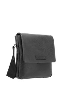 Czarna skórzana torba na ramię z klapą na zakładkę, teksturowanym wykończeniem, regulowanym paskiem i naszywką z logo na przodzie.
