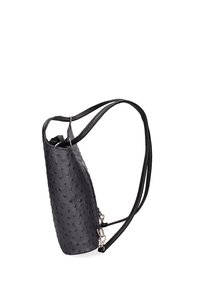 Sac à main en cuir noir avec une surface texturée et à pois. Présente un design effilé et deux fines sangles ajustables. Accent en métal argenté.