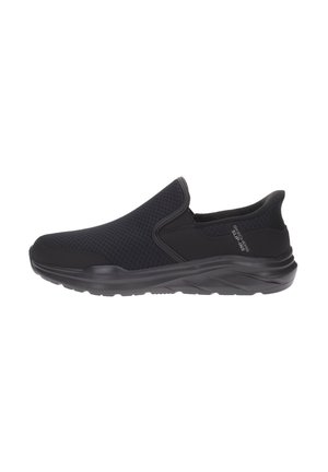 Zapatos negros sin cordones con parte superior de malla texturizada y suela de goma. Punta redondeada, diseño minimalista, talón reforzado, construcción ligera.