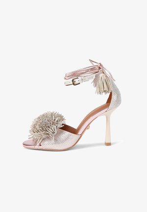 Sandale à talon haut avec une finition métallique argentée et rose, ornée d'un grand accent floral décoratif et d'une bride à la cheville avec boucle.
