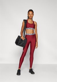 Under Armour MID BRANDED - Sport-BH med medium stöd - cardinal/white