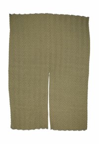 Tissu tissé à motifs chevrons en olive doux, avec une surface texturée et des bords effilochés, découpé en deux sections.