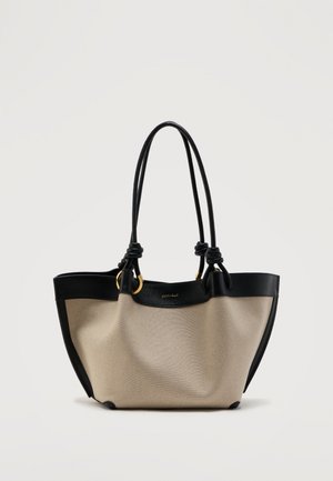 Bézs színű vászontáska fekete bőr szegéllyel és dupla fogantyúval, aranyszínű gyűrűs díszítésekkel és egy diszkrét márkajelzéssel a tetején, középen.