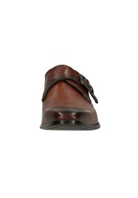 Bruin leren schoen met een gestructureerde, krokodillenachtige band, metalen gesp, ronde neus en een gladde afwerking. Platte zool met minimale profiel.