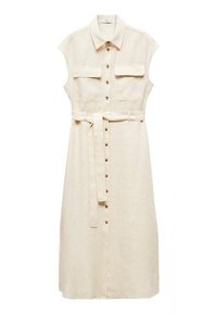 Robe midi beige sans manches à boutons, avec col, deux poches à rabat sur la poitrine, et une ceinture assortie en tissu à la taille.