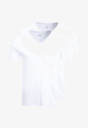 Twee witte katoen v-hals t-shirts gestapeld, korte mouwen, eenvoudige uitvoering, met een label zichtbaar op de achterkant van het bovenste shirt.