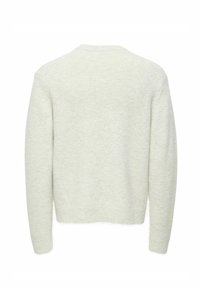 Pull en maille gris clair, doté d'un col rond classique, de manches longues, et de poignets et ourlet côtelés. Texture douce avec une finition légèrement duveteuse.