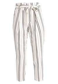 Bílé zkrácené kalhoty s úzkými černými vertikálními pruhy, s opaskem na zavázání a záhybovými detaily, vyrobené z hladkého materiálu.