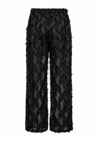I pantaloni neri trasparenti presentano un motivo a onde testurizzato con bordi sfrangiati, una vita elastica e una tasca larga, offrendo una silhouette fluida.