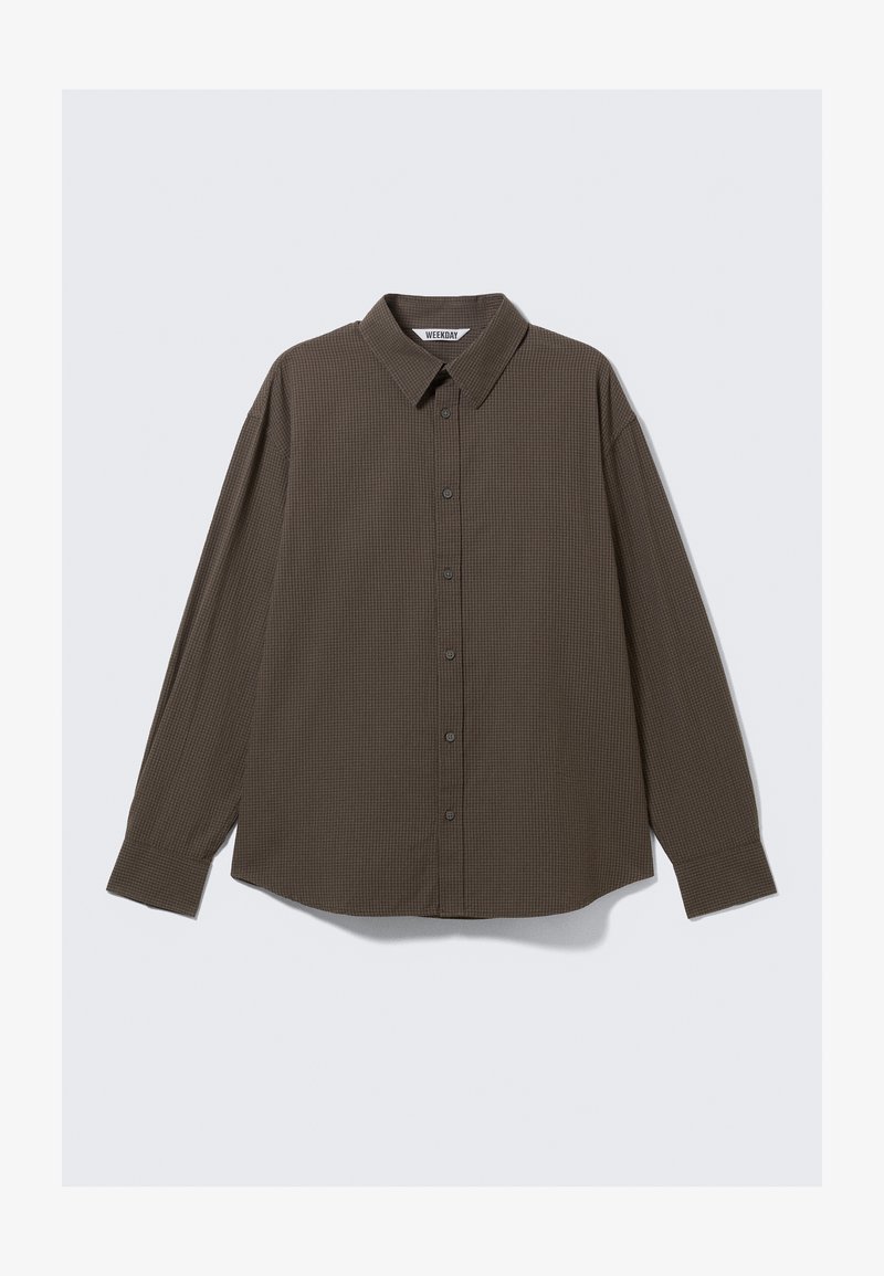 Cămașă maro în carouri, cu nasturi, guler, mâneci lungi și croială dreaptă. Fabricată dintr-un material ușor, cu o textură moale.