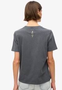 Superdry & Co TATTOO SCRIPT - T-shirt print - ebony
