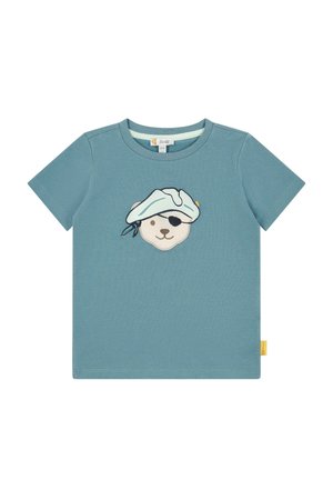 Tealfarbendes Baumwoll-T-Shirt mit einem Piratenbären-Design, der eine blaue Baskenmütze und Augenklappe trägt. Kurze Ärmel und ein runder Ausschnitt mit einem eingenähten Etikett.
