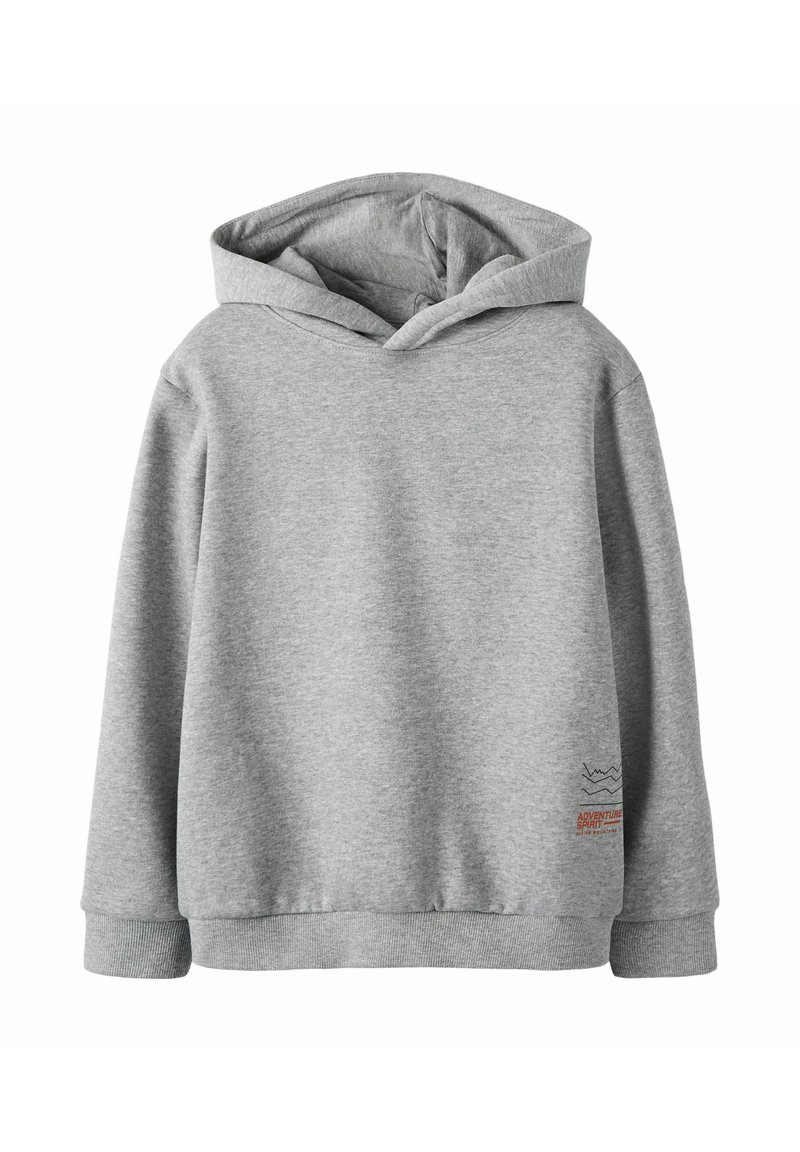 Felpa con cappuccio grigia chiara, maniche lunghe e piccolo testo e grafiche rosse e nere "Adventure Spirit" vicino all'orlo.