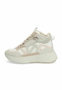 Sneaker alta color beige e bianco, con una suola in gomma testurizzata, tessuto in rete, dettagli in suede e un colletto imbottito con chiusura a lacci.