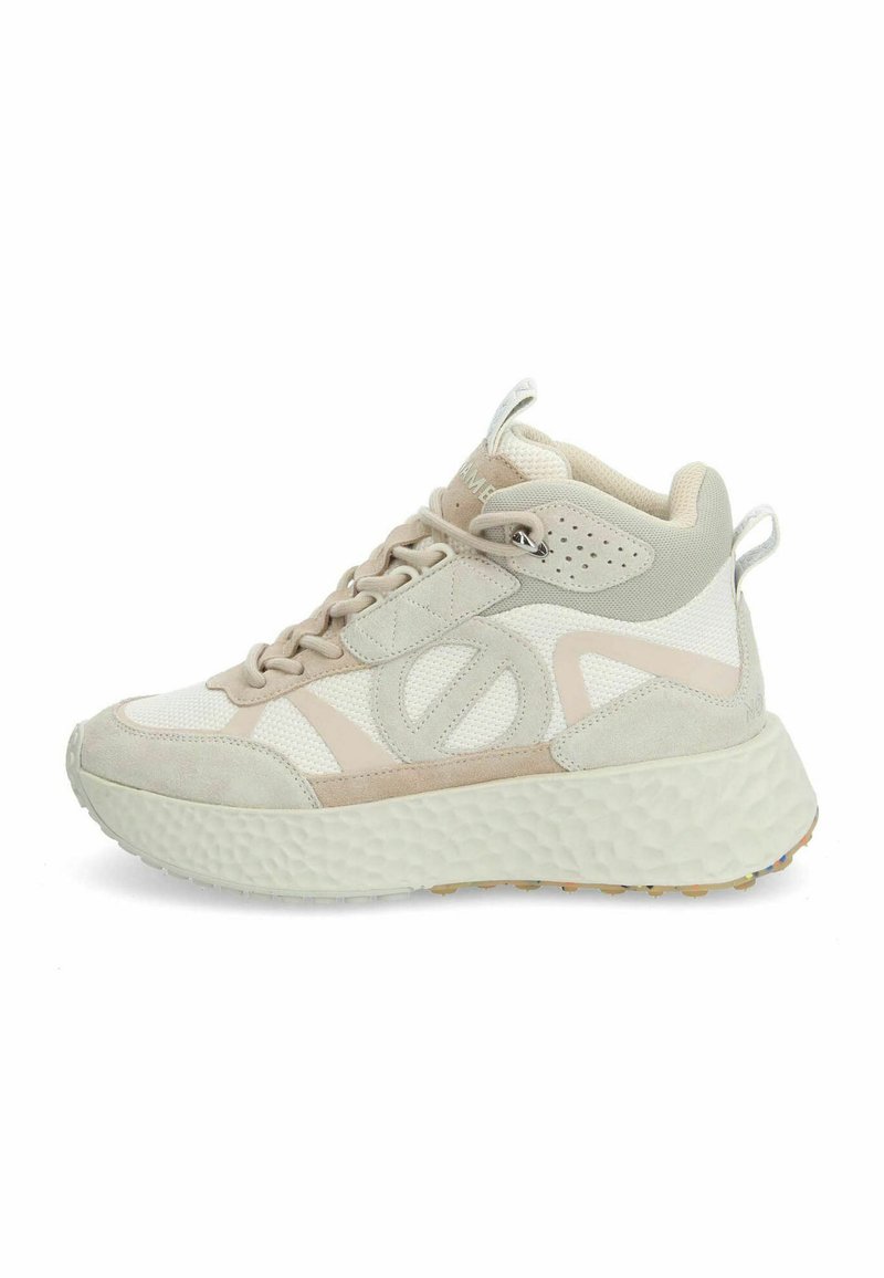 Sneaker alta color beige e bianco, con una suola in gomma testurizzata, tessuto in rete, dettagli in suede e un colletto imbottito con chiusura a lacci.
