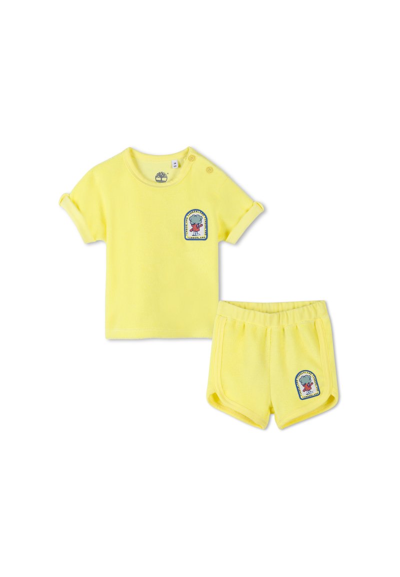 Geel katoenen twee-delig setje met een shirt met korte mouwen en opgerolde mouwen en een logo-patch, en bijpassende shorts met een elastische tailleband.