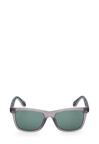 Occhiali da sole rettangolari con montatura grigia opaca e lenti oscurate verde scuro, progettati per protezione dal sole all'aperto.