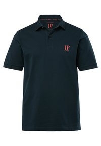 Granatowa koszulka polo wykonana z bawełny, z kołnierzykiem, krótkimi rękawami i czerwonym haftowanym logo "JP 1880" na piersi.