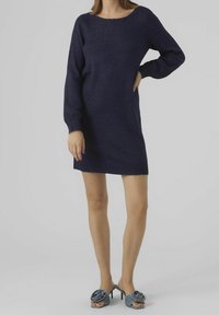 Abito maglione in maglia di colore blu navy con maniche lunghe, scollatura a barca e una vestibilità rilassata. Texture morbida e lunghezza sopra il ginocchio.