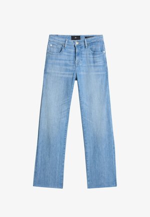 Jeans denim colore azzurro chiaro a gamba dritta con bottone frontale, cerniera e design a cinque tasche, distesi su uno sfondo bianco.