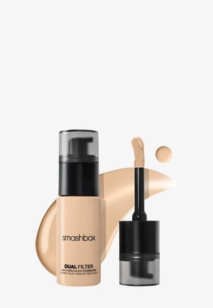 Flacon 2-en-1 correcteur et fond de teint Smashbox Dual Filter avec applicateur et échantillons de fond de teint beige sur fond blanc.
