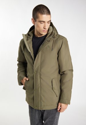 Olivgrüne isolierte Jacke mit einem Reißverschluss und Druckknopfverschluss, befestigter Kapuze, zwei Seitentaschen und einem dezenten Logo auf der Brust.