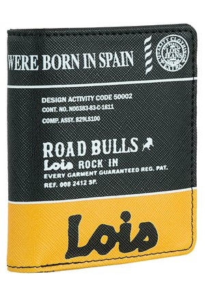 Cartera de tela negra y amarilla con estampados de texto y un logo destacado. El material presenta un acabado texturizado y duradero, con un diseño de plegado.