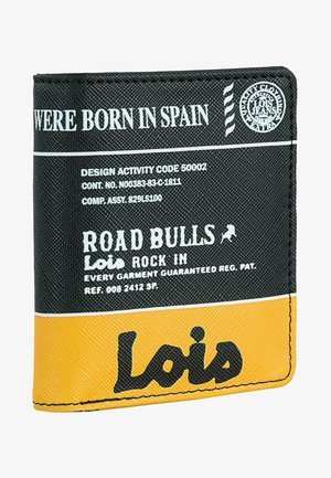 Cartera de tela negra y amarilla con estampados de texto y un logo destacado. El material presenta un acabado texturizado y duradero, con un diseño de plegado.