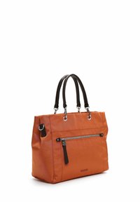 Orangefarbene Stoffhandtasche mit braunen Ledergriffen, silbernen Akzenten und einer vorderen Reißverschlusstasche. Strukturierter, formstabiler Entwurf.