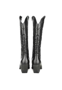 Botas de cowboy de cuero negro con punta afilada, costura decorativa, caña alta y tacón cuadrado. Cierre de cremallera en la parte trasera.