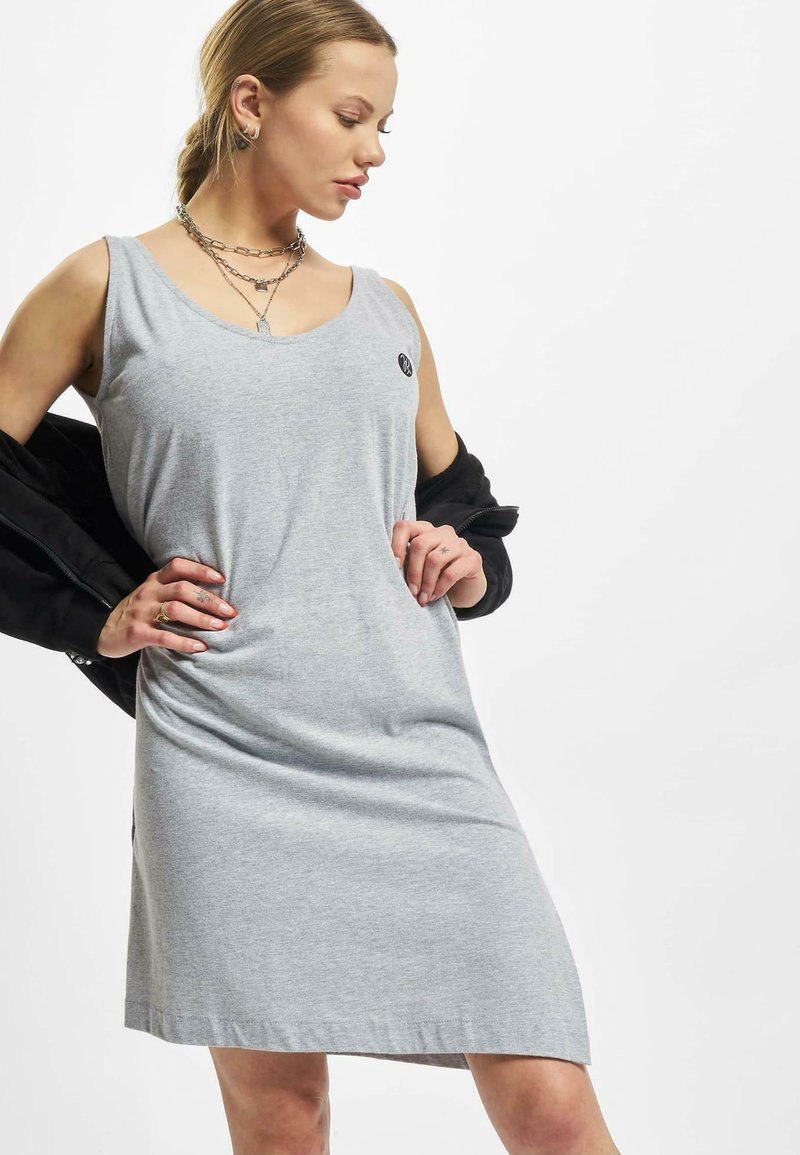 Rochie argintie dintr-un material moale, cu o croială lejeră. Prezintă un decolteu rotund și un accent mic cu logo pe piept.